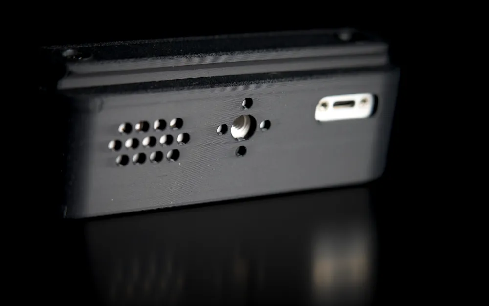 Unterseite des Sensors mit Stativgewinde und USB-C